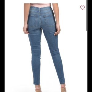 Brand new FRAME Le High Skinny Jeans with Piping!!